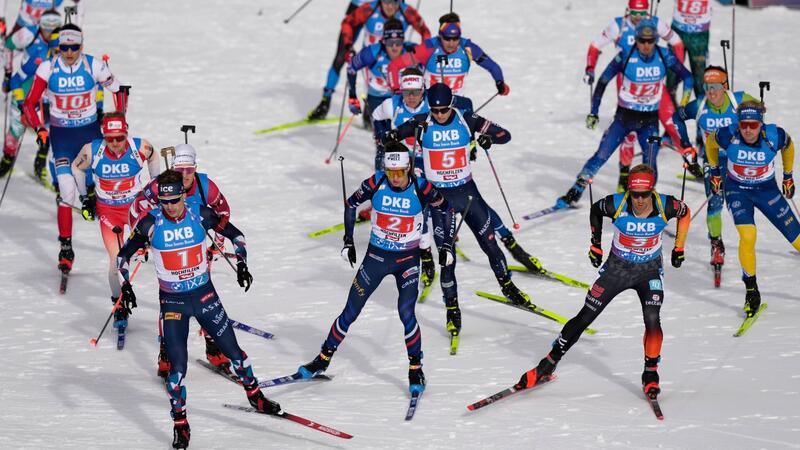 David Zobel (1.v.r) wurde mit der deutschen Biathlon-Staffel Dritter in Hochfilzen.