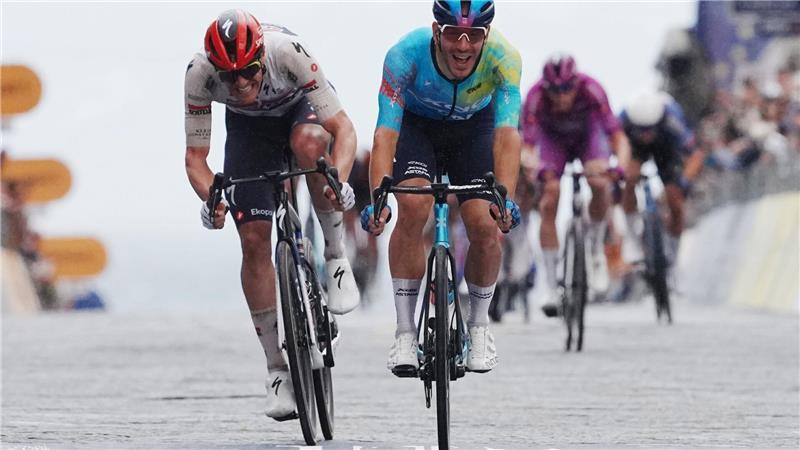 Davide Ballerini (r) aus Italien vom XDS Astana Team fährt vor Jasper Stuyven aus Belgien vom Team Soudal Quick-Step zum Etappensieg bei der Giro d’Italia. 