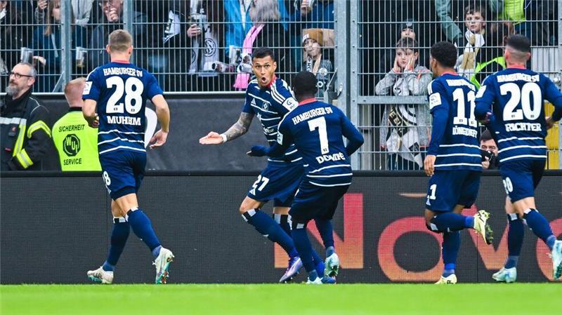 SV Elversberg stoppt den Favoriten aus Hamburg Davie Selke (2.v.l.) hatte den HSV früh in Führung gebracht.