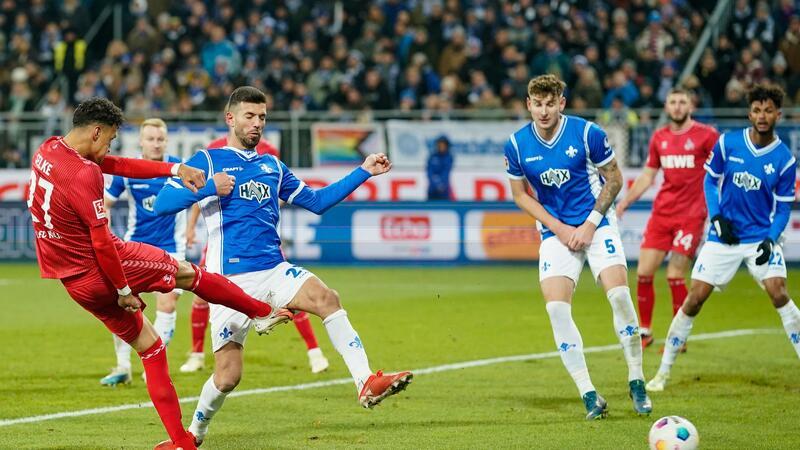 Sieg in Darmstadt: Köln verlässt Abstiegsplätze Davie Selke (l) schoss Köln im Kellerduell in Darmstadt zum Sieg.