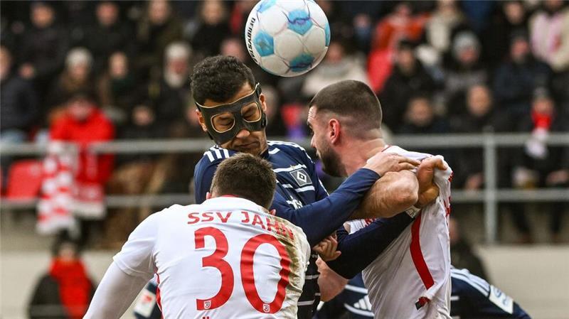 Selke vom Punkt: HSV wendet Pleite in Regensburg ab Davie Selke (m) vergibt für den Hamburger SV eine dicke Chance.