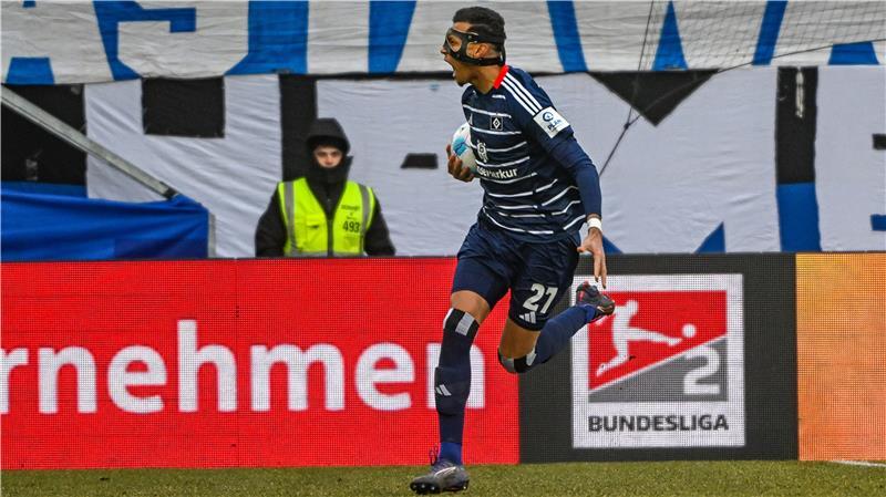 Wilde Partie in Regensburg: HSV wendet Pleite gerade noch ab Davie Selke von Hamburg jubelt nach seinem 1:1 Ausgleichstreffer.