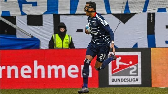 Davie Selke von Hamburg jubelt nach seinem 1:1 Ausgleichstreffer.