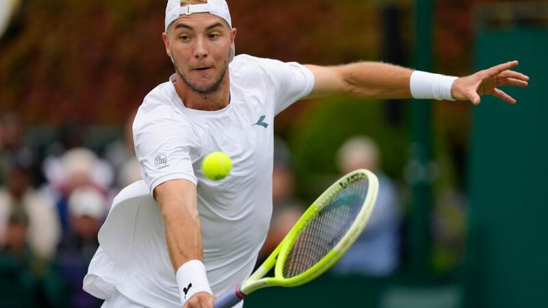 Davis-Cup-Spieler Jan-Lennard Struff wird seine Drittrundenpartie in Wimbledon erst am Samstag beenden.