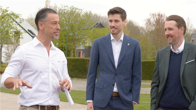 Davit Arican erklärt das Grundprinzip der Gartenanlage im Musterhauspark Bad Fallingbostel. Lars und Dirk Viebock, beide CEOs der Viebrockhaus AG, hören ihm interessiert zu.