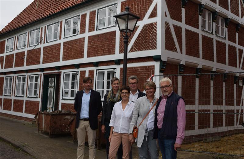 Davor Pastor Helge Scholz, Undine Rehder, Silke und Olaf von Magnus, Karen Jäger und Joachim Unshelm vom Kirchenvorstand der St. Nikolai-Gemeinde.