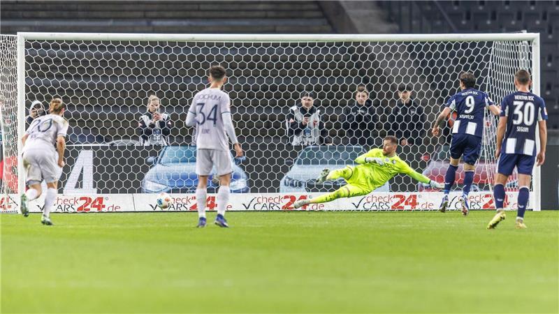 Dawid Kownacki verwandelt den Strafstoß problemlos.