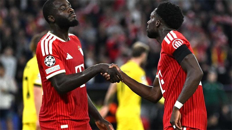 Strahlender Musiala führt Bayern zum späten Traumstart Dayot Upamecano gratuliert Alphonso Davies (r) zum 3:0.