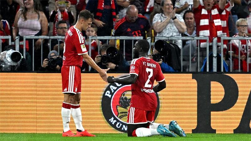Bayern-Traumstart mit Zauberer Olise gegen Stuttgart Dayot Upamecano (r) erzielte das erste Tor der neuen Saison.