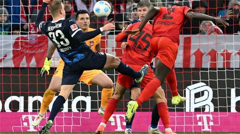 Super-Joker Musiala: „Großer Spieler“ wie Messi und Ronaldo Dayot Upamecano (r) köpft das 1:0 für den FC Bayern.