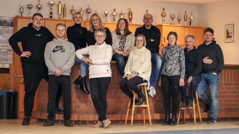 De Allee Theoderspeelers: Marvin Bekkema, Malte Schomacker, Angelina Uhl, Angela März, davor Marion Haack, Julia Klinger, Janna Sommerfeld, Joep Boleu, Margret und Günter Peters und Henrik Klinger (von links).