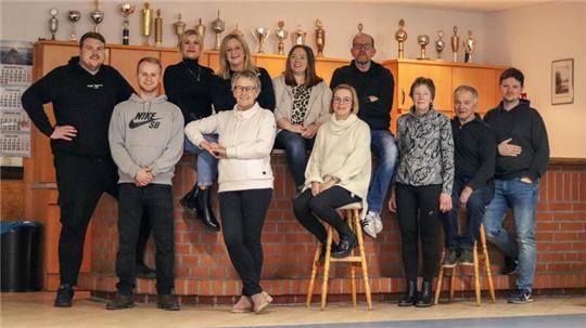 De Allee Theoderspeelers: Marvin Bekkema, Malte Schomacker, Angelina Uhl, Angela März, davor Marion Haack, Julia Klinger, Janna Sommerfeld, Joep Boleu, Margret und Günter Peters und Henrik Klinger (von links).