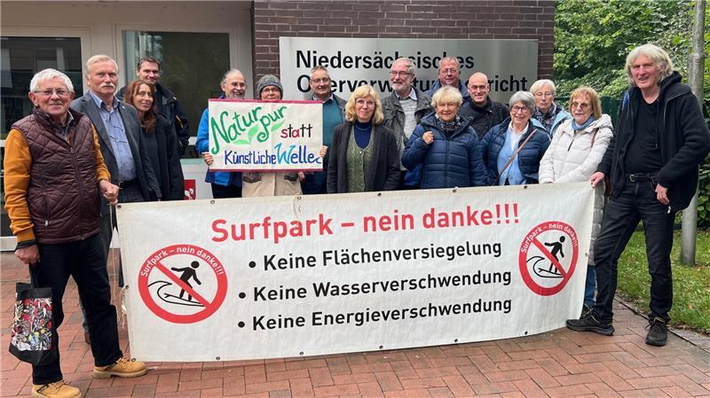 De Gegner des Surfparks in Stade versammeln sich nach der Verhandlung vor dem Oberverwaltungsgericht in Lüneburg.