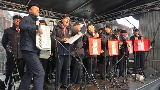 De Tampentrekker aus Hamburg sorgten für Gute Laune am Fischmarkt. Sie sind aus dem Fernsehen (Inas Nacht) bekannt, genießen aber ihre Live-Auftritte.