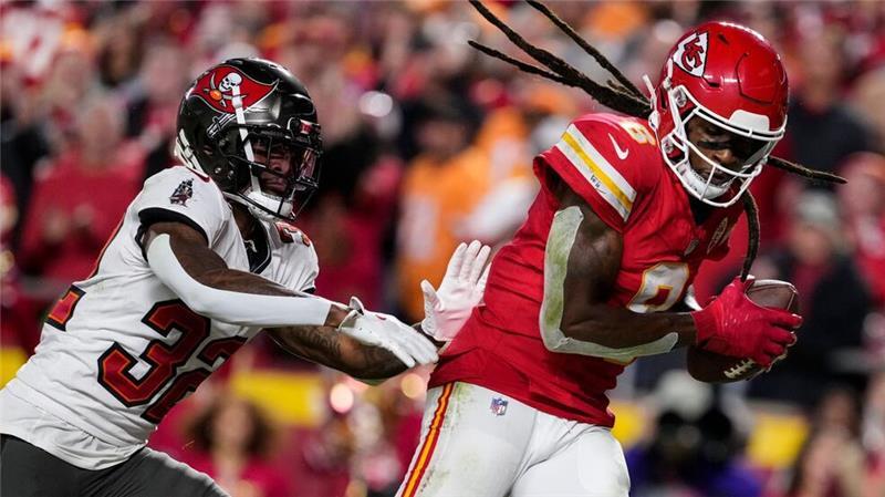 Achtes Spiel, achter Sieg: Chiefs siegen dank Hopkins DeAndre Hopkins spielte seine erst zweite Partie für die Chiefs und verbuchte beeindruckende zwei Touchdowns.