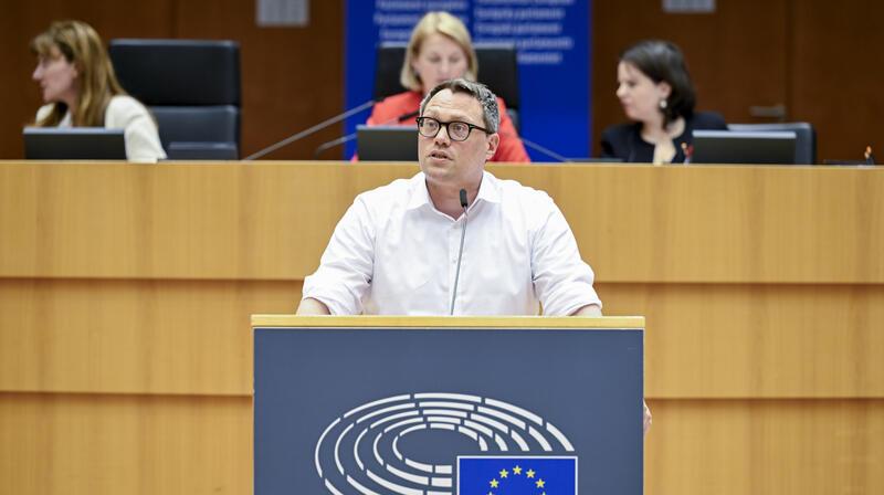 Wölken muss los: So sieht der Alltag des Buxtehuder EU-Abgeordneten aus Debatte zum Pharmaziepaket: Berichterstatter Tiemo Wölken am Rednerpult.