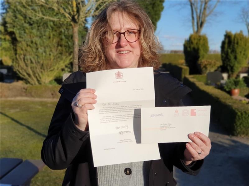 Debbie Bülau steht im Austausch mit den englischen Angehörigen der gefallenen Soldaten. Foto: Archiv