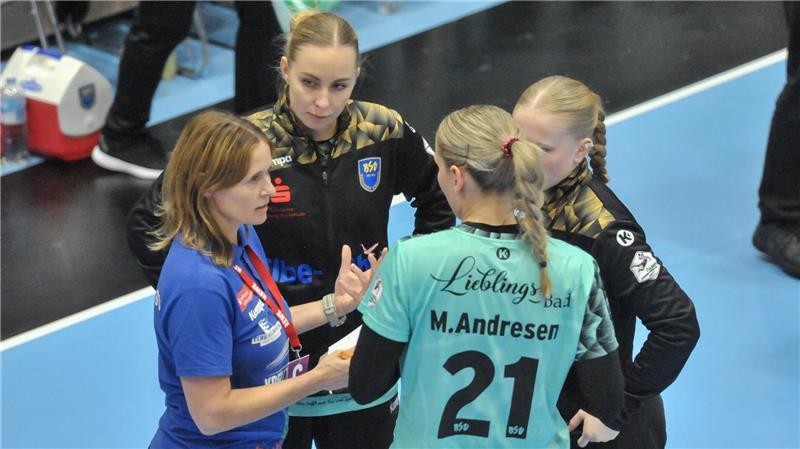 Debbie Klijn mit den Torhüterinnen Oliwia Kaminska, Marie Andresen und Lina Steinecke (von links).