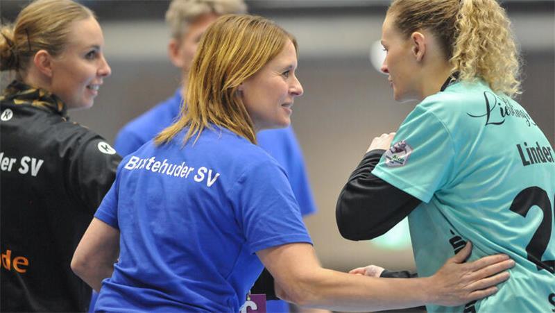 Debbie Klijn und die BSV-Torhüterinnen Oliwia Kaminska (linkund Annie Linder.