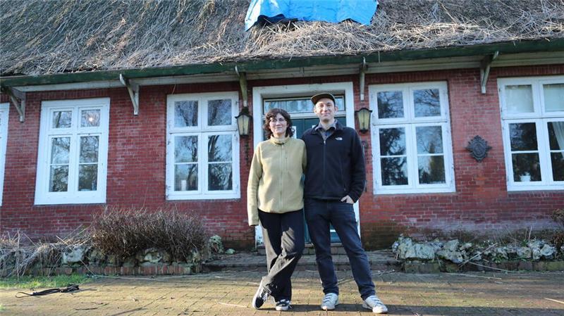Resthof mit „Wow-Effekt“: Hamburger verwirklichen Traum in Drochtersen Deborah und Florian Hucht werden Ende Februar in ihr neues, altes Haus ziehen.