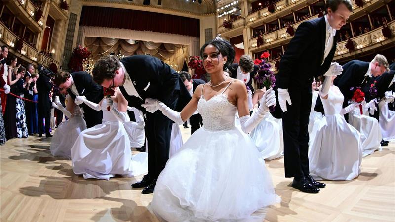 Debütantenpaare betreten den Saal während der Eröffnung des 68. Wiener Opernballs.