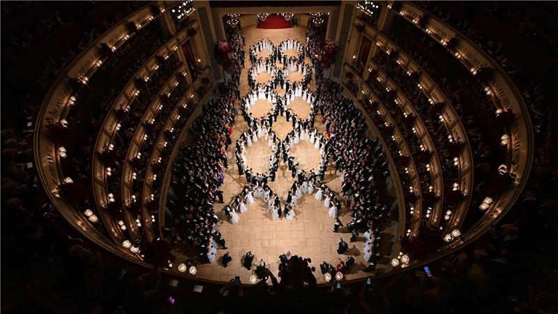 Debütantenpaare betreten den Saal während der Eröffnung des 68. Wiener Opernballs.