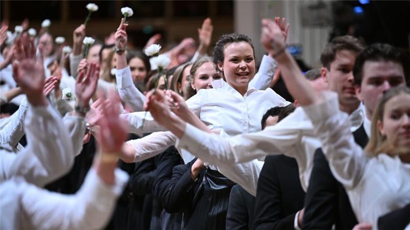 Debütantenpaare tanzen im Rahmen der Opernball-Generalprobe in der Staatsoper in Wien.