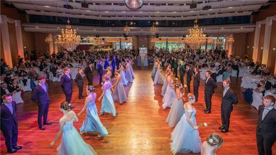 Debütantinnen und Debütanten eröffnen den Stader Opernball im Stadeum.