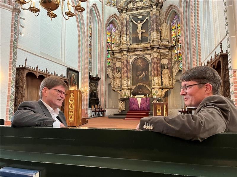 Dechant Johannes Pawellek im Gespräch mit Superintendent Dr. Martin Krarup in der St- Petri-Kirche (von links). Foto: Vasel