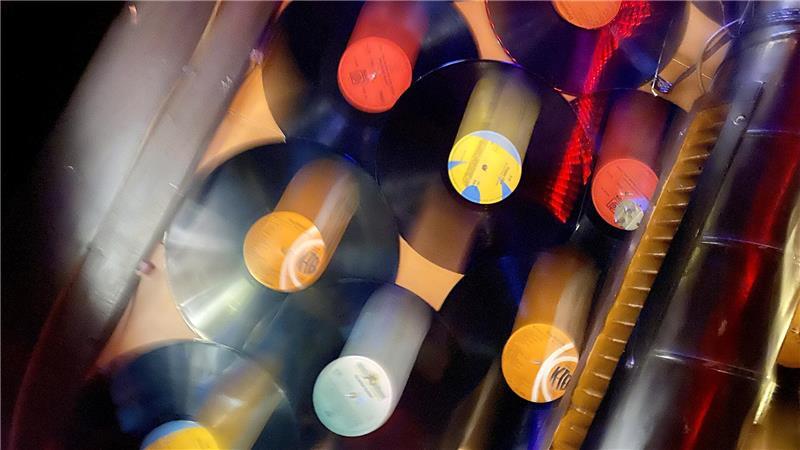 Auf Kneipentour in Buxtehude: Wenn der Abend anders endet als geplant Deckendeko im Bierbaum: Die Kneipe hat zwei Etagen, wir bleiben unten.