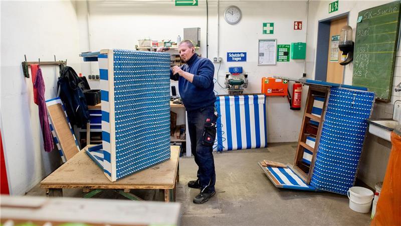 Defekte Holzteile wechseln, das zählt zu den häufigsten Reparaturen. 