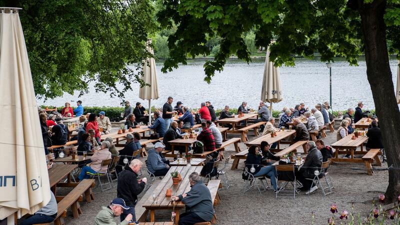 Dehoga: Gäste müssen wegen hoher Mehrwertsteuer mehr zahlen Dehoga fordert, dass Essen einheitlich mit sieben Prozent besteuert werden müsse.