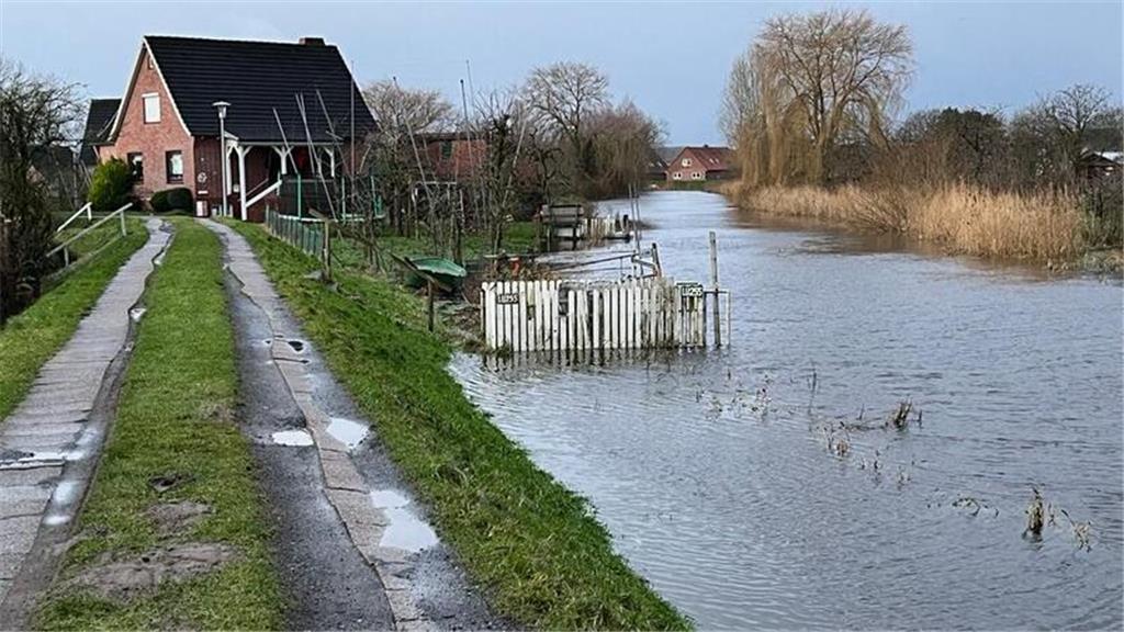 Deich in Neuenkirchen auf Höhe der Kirche.