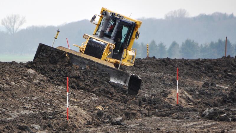 Deichbauer werden frühestens 2025 an der Elbe loslegen.