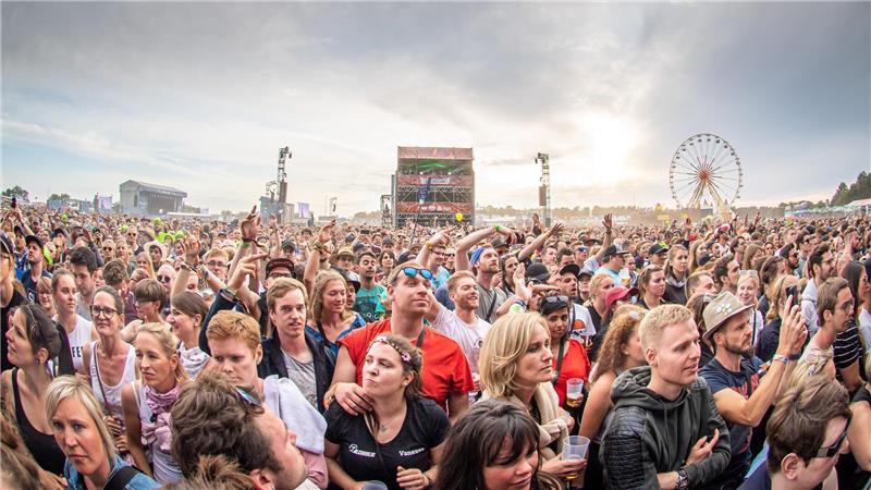 Das sollten Deichbrand-Besucher 2023 bei der Anreise mit Bahn und Auto beachten Deichbrand 2019. Auftritt von „SamTV Unplugged“, alias Sammy Deluxe und Band. Foto: HartmannFoto: Arnd Hartmann