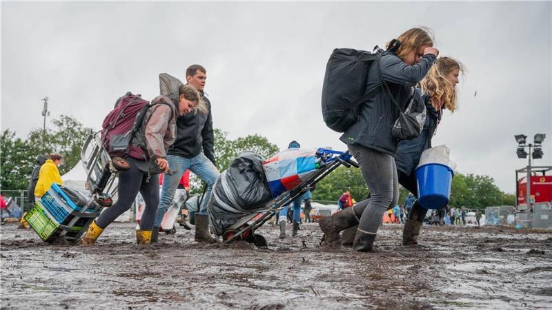 Deichbrand im Regen und Matsch: Wegen des Wetters reisen viele Besucher schon am Sonntag ab. Foto: Philipp Overschmidt