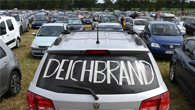 Deichbrand 2025: Mit diesen Tricks reisen Sie stressfrei an „Deichbrand“ steht auf der Heckscheibe eines Autos, das auf dem Parkplatz des Festivals steht.