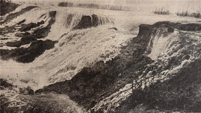 Deichbruch bei Drochtersen: Durch die steile Böschung der alten Deiche zerstört überströmendes, wirbelndes Wasser den Schutzwall binnendeichs.