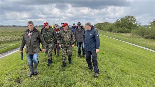 Deichschau an der Elbe in der II. Meile Alten Landes zwischen Jork-Lühe und Landesgrenze bei Cranz.