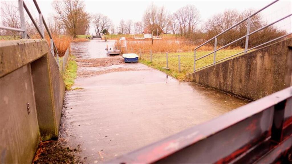 Deichtor und Wasserstand an der Fähre Brobergen am Sonntagmittag.