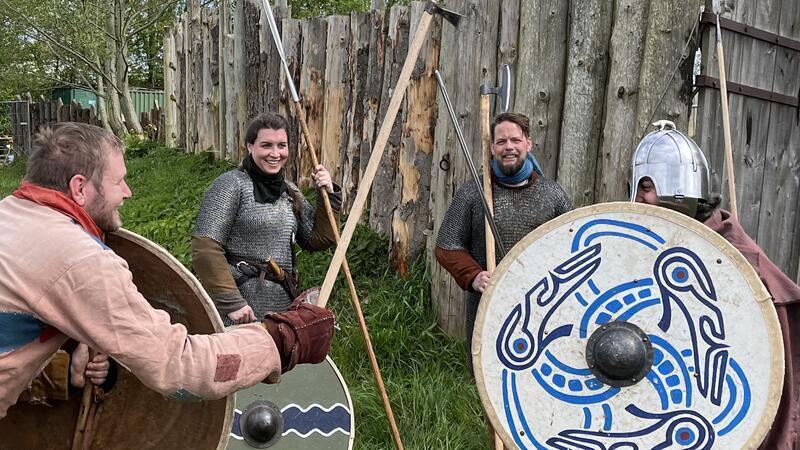Fast wie vor 1100 Jahren: Wikinger trainieren für die große Schlacht um Jork Deike Reddig und Björn Döscher beobachten das Training zweier Wikinger. Sie übernehmen in diesem Jahr die Regie bei der Schlacht um die Ringburg.