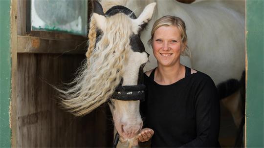 Deike Springer will Kindern auf ihrem Hof eine schöne Zeit bereiten. Auch Therapiepferd Joey wird dabei sein.