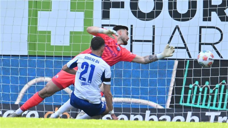 Dejan Ljubicic bringt Schalke mit dem 1:2-Anschlusstreffer zurück ins Spiel.