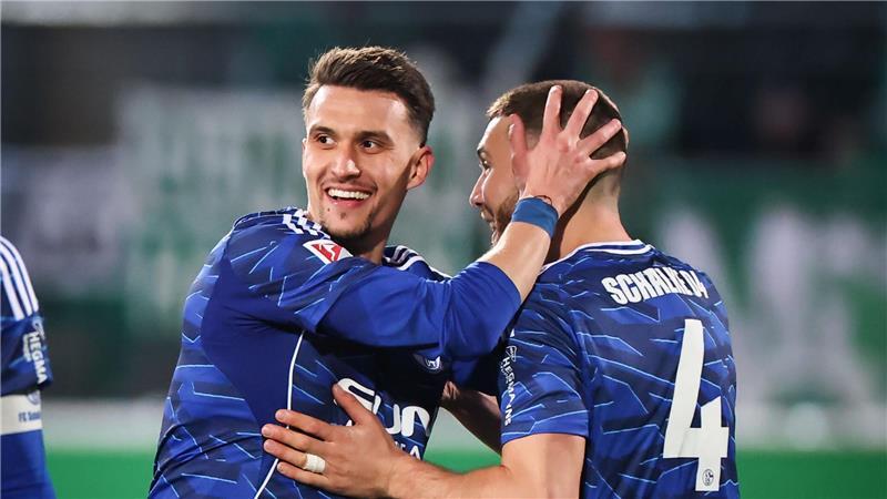 Dejan Ljubicic (l) traf spektakulär zum Ausgleich. 