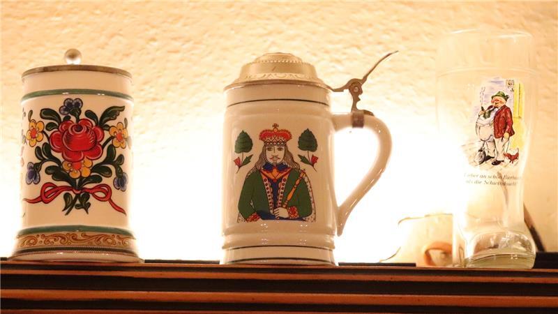 Dekoration, die aus der Zeit gefallen ist. André Göringer sagt, von der Kneipe allein lasse es sich schwer leben. „Stammgäste sind weggestorben.“