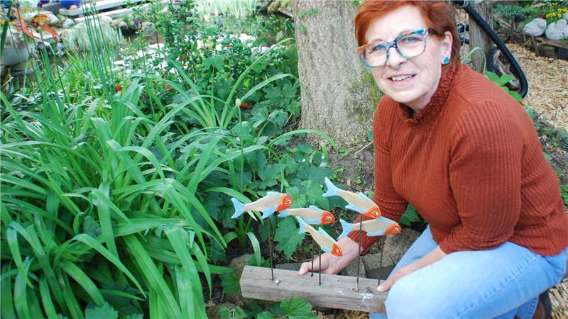 Raus aus dem Alltagstrott: Gemeinsames Töpfern als Therapie Dekorative Keramikfische am Gartenteich von Michaela Parlow.