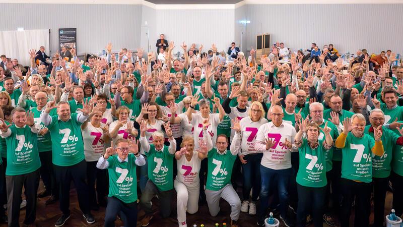 Delegierte des Hotel- und Gaststättenverbandes Dehoga tragen T-Shirts mit der Aufschrift "7% auf Speisen müssen bleiben."
