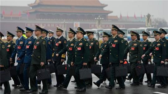 Delegierte kommen zur Eröffnungssitzung des Nationalen Volkskongresses (NVK) in der Großen Halle des Volkes in Peking.