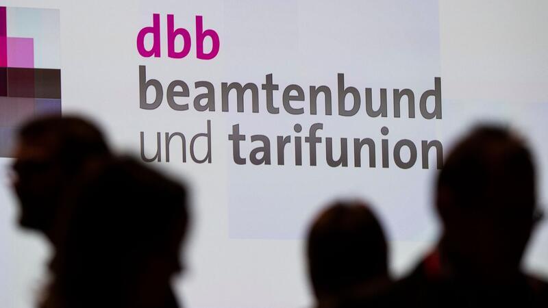 Delegierte nehmen am 25. Gewerkschaftstag des dbb Beamtenbund und Tarifunion teil.