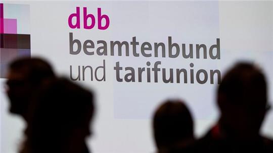 Delegierte nehmen am 25. Gewerkschaftstag des dbb Beamtenbund und Tarifunion teil.